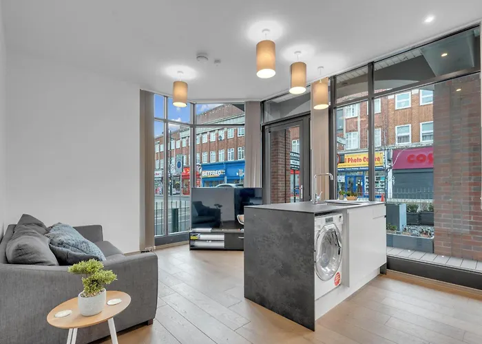 Luxury Heathrow Airport Apartment