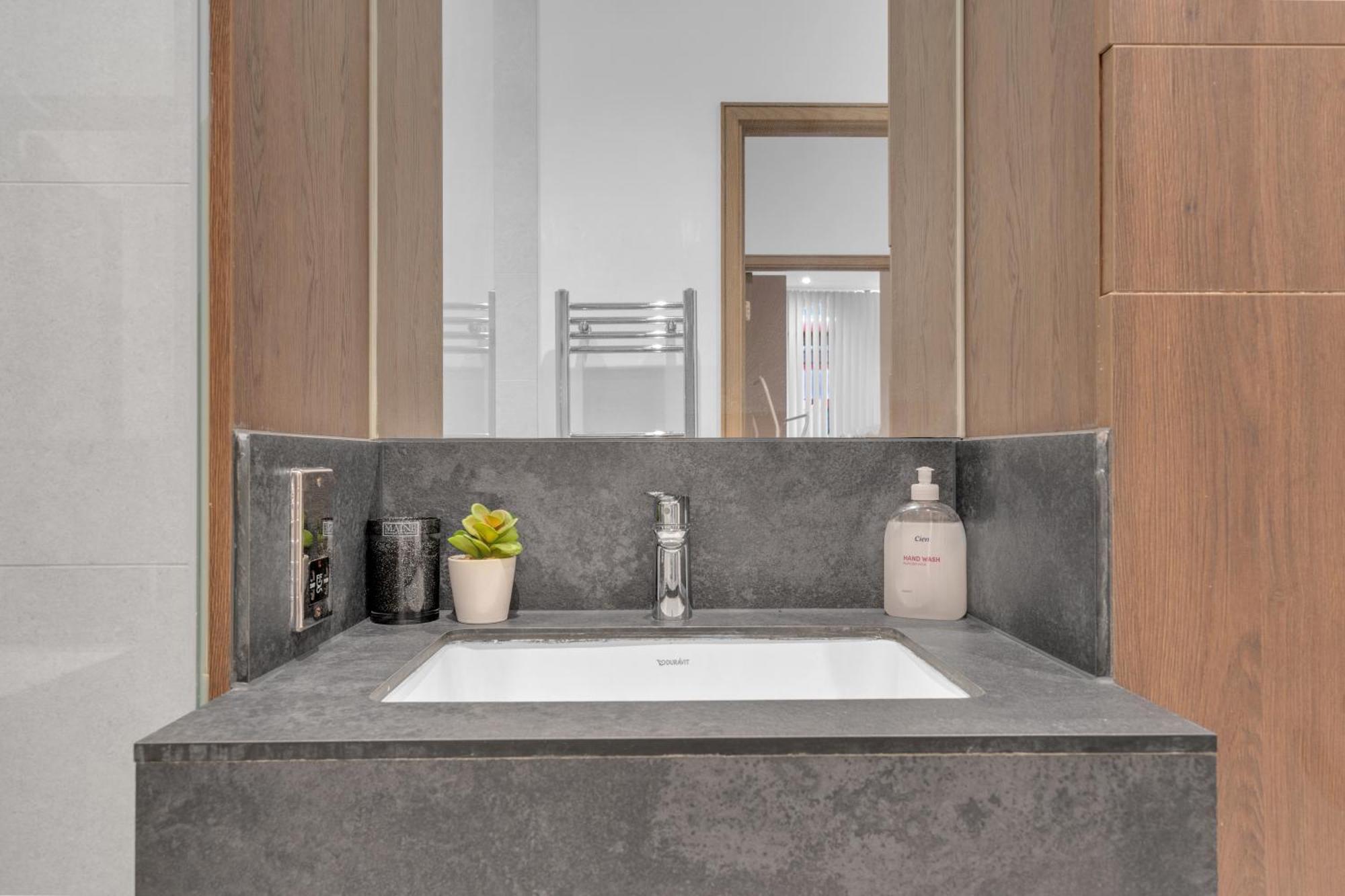 Luxury Heathrow Airport Apartment *