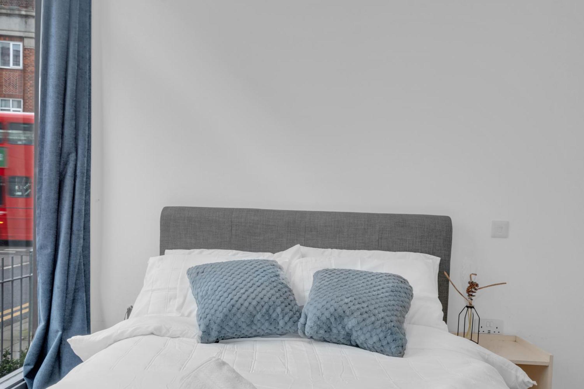 Luxury Heathrow Airport Apartment Yiewsley